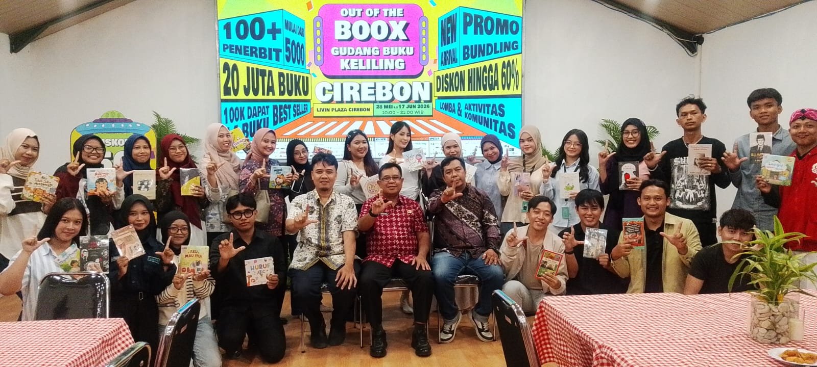 Kadispusip Kota Cirebon Hadiri Opening Ceremony Out Of The Boox Gudang Buku Keliling 2026