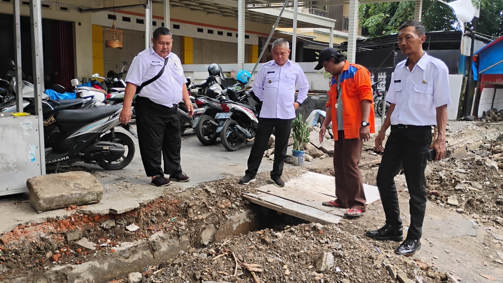 Lurah Larangan Monitoring perbaikan saluran Drainase di 3 Titik diantaranya Jl. Ciremai Raya, Jl, Gn. Bromo dan Jl. Rajawali Raya